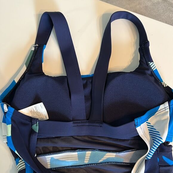 NIKE Women's Mesh Floral Print V-Back One Piece Swimsuit - Picture 4 of 9